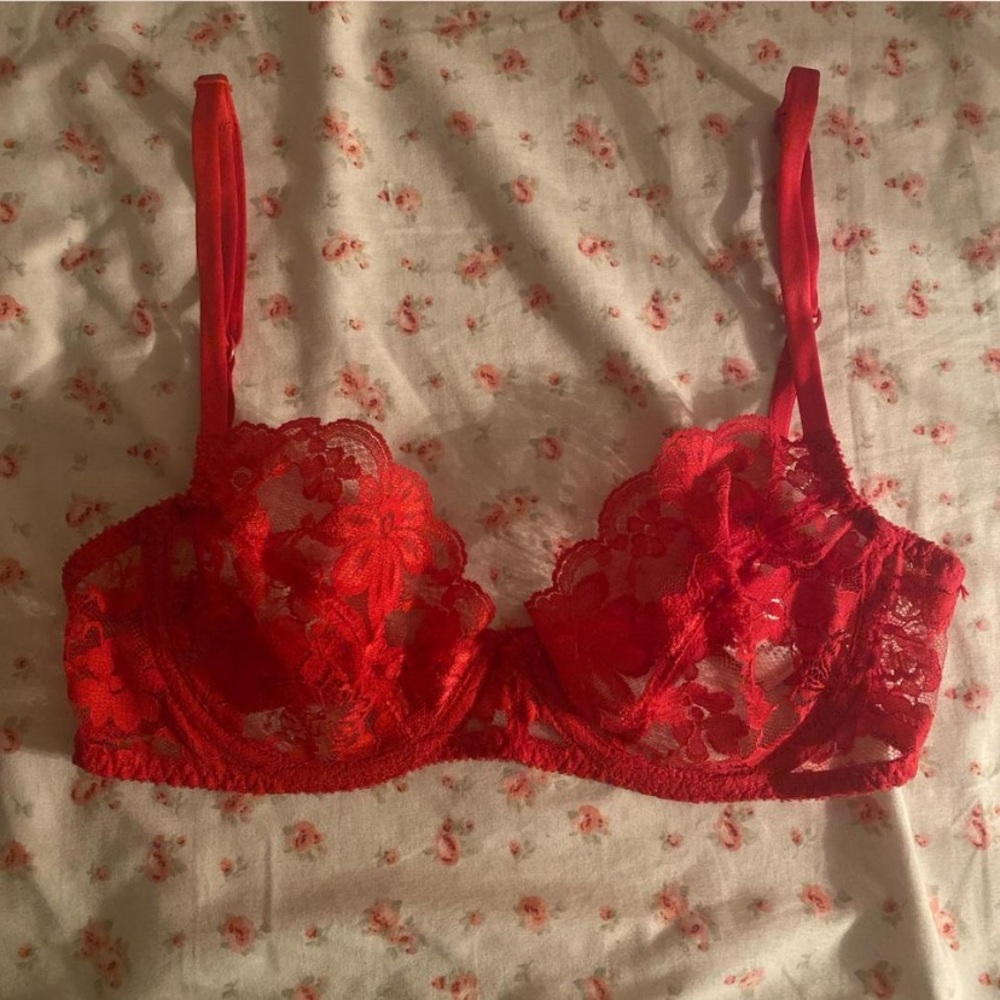 Vintage Red Lace Underwire Bra with Adjustable Straps from 1985